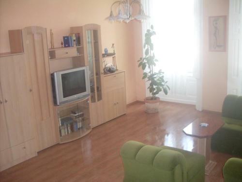 K�roly Apartments