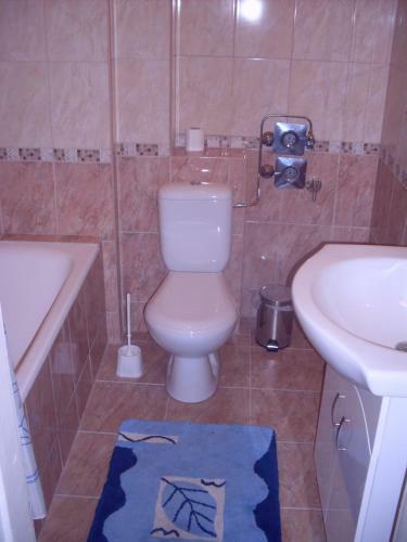 K�roly Apartments