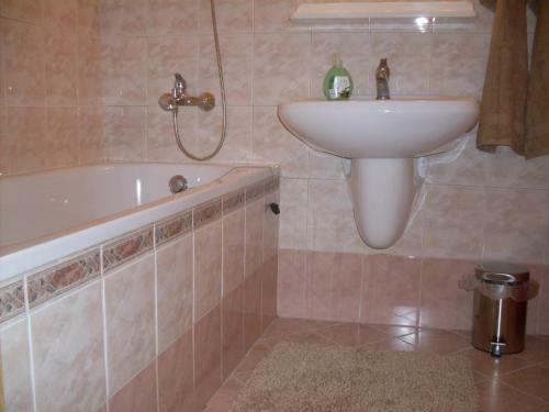 K�roly Apartments