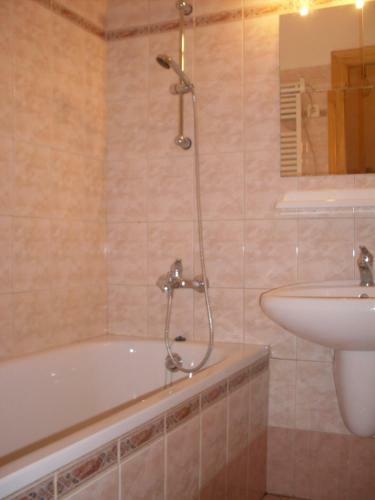 K�roly Apartments