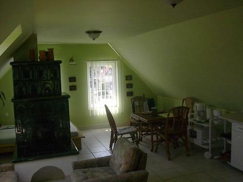 Feh�r Holl� Vend�gh�z