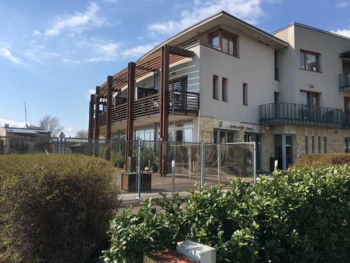 Silver Apartman