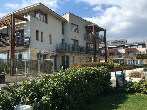 Silver Apartman