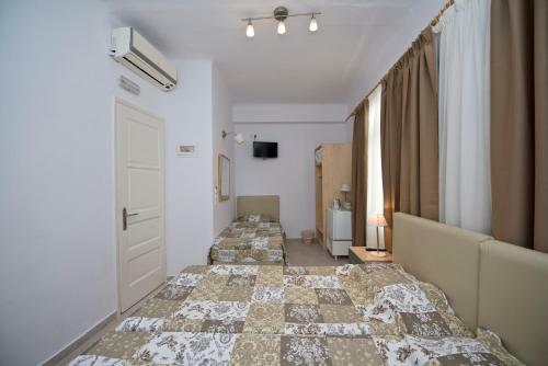 Hostal Karboni Hotel