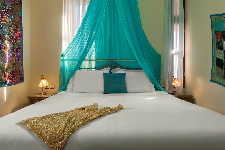 Nikos Takis Fashion Boutique Hotel