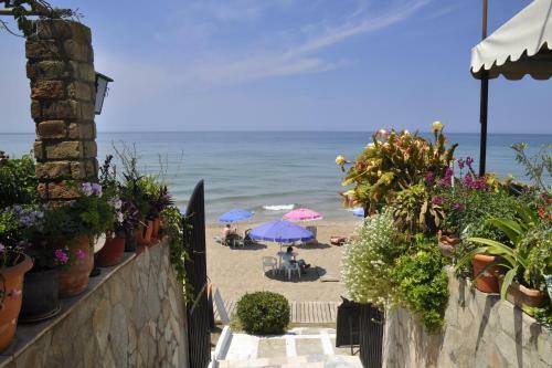 Hostal Dandidis Seaside Pension