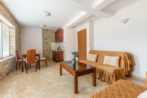 Contessa Apartments