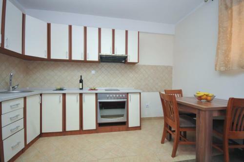 Apartments Maini