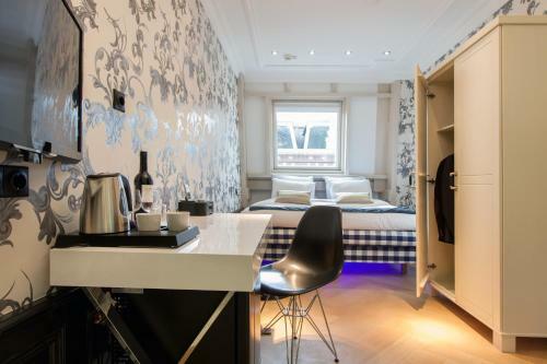 Amsterdam Canal Hotel