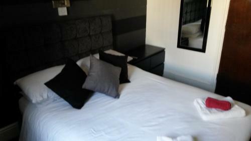 Hostal The Derby Hotel