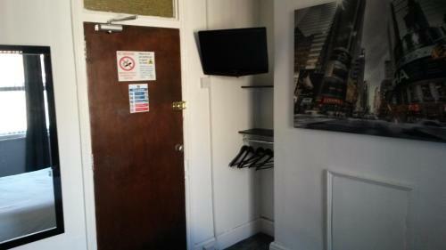 Hostal The Derby Hotel