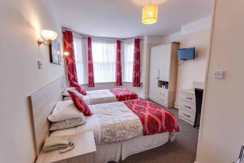 Hostal The Sportsview Guest House