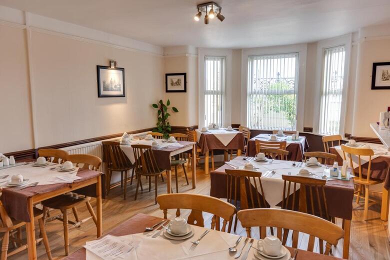 Hostal The Sportsview Guest House