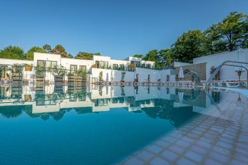 Hotel Mera Resort