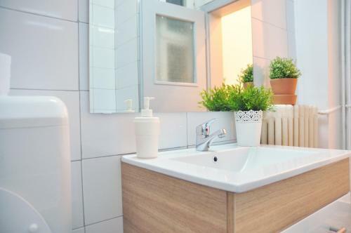 6 Sense Apartment