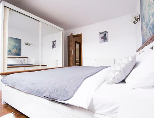 Charming Fireplace Apartment