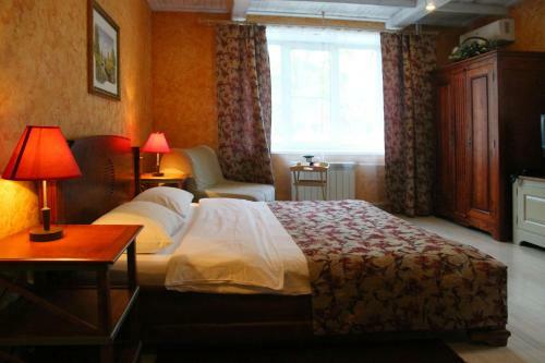La Mezon Hotel