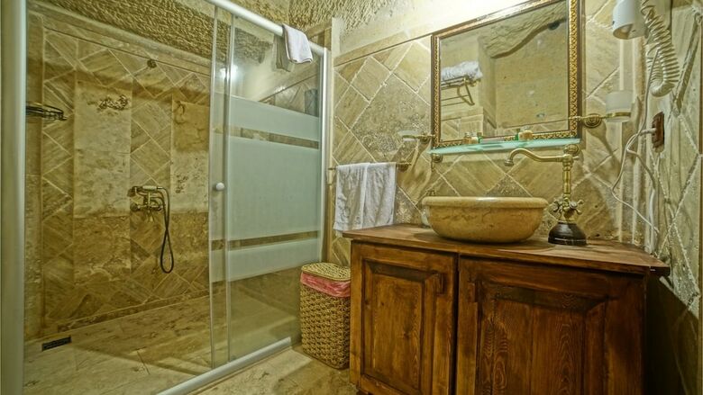 Explorer Cave Hotel