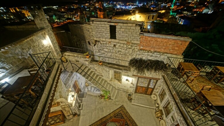 Explorer Cave Hotel