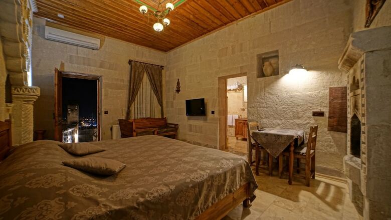 Explorer Cave Hotel