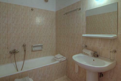 Hotel Adonis