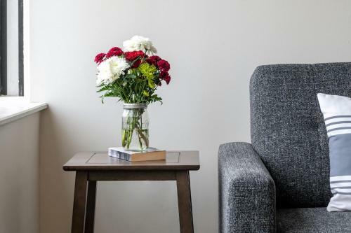 Elm Street Apartment By Stay Alfred