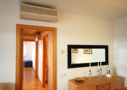 Lets Holidays Cozy Pool Apartment