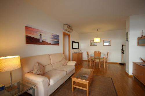 Lets Holidays Cozy Pool Apartment