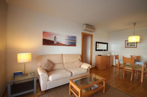 Lets Holidays Cozy Pool Apartment