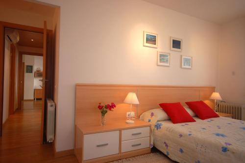 Lets Holidays Cozy Pool Apartment