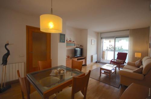 Lets Holidays Cozy Pool Apartment