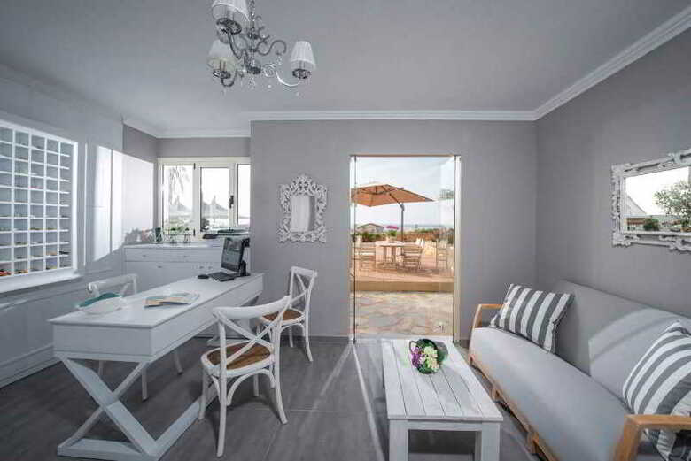 Notos Hotel & Suites