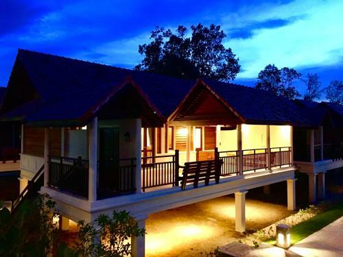 Hotel Le Menara Khao Lak Beachfront Villa & Resort