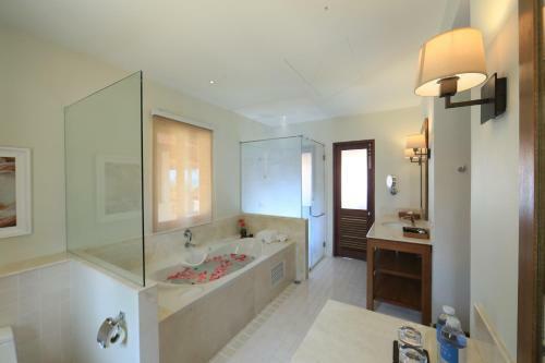 Hotel Le Menara Khao Lak Beachfront Villa & Resort