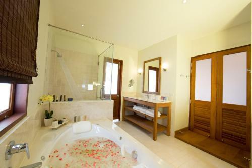 Hotel Le Menara Khao Lak Beachfront Villa & Resort