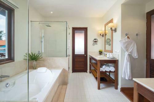 Hotel Le Menara Khao Lak Beachfront Villa & Resort