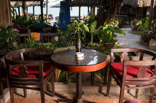 Hotel Joe's Cafe & Garden Resort