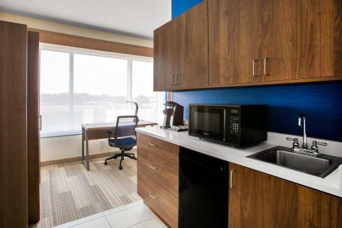 Holiday Inn Express Hotel & Suites Ontario