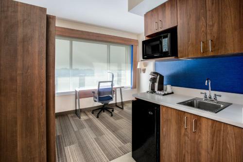 Holiday Inn Express Hotel & Suites Ontario