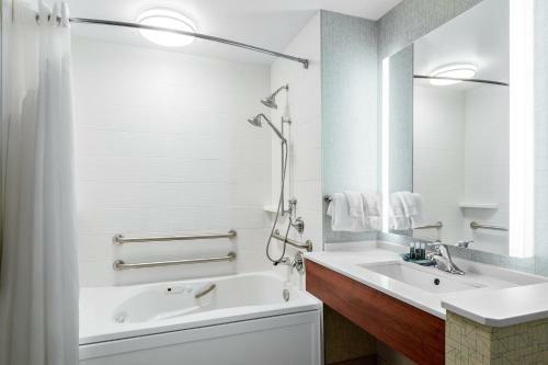 Holiday Inn Express Hotel & Suites Ontario