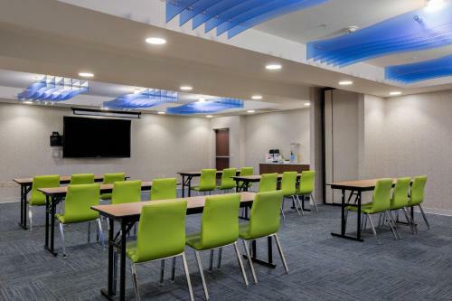 Holiday Inn Express Hotel & Suites Ontario