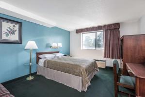 Super 8 Westbrook Hotel