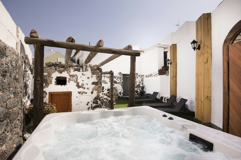 Apartamento El Charco Suites