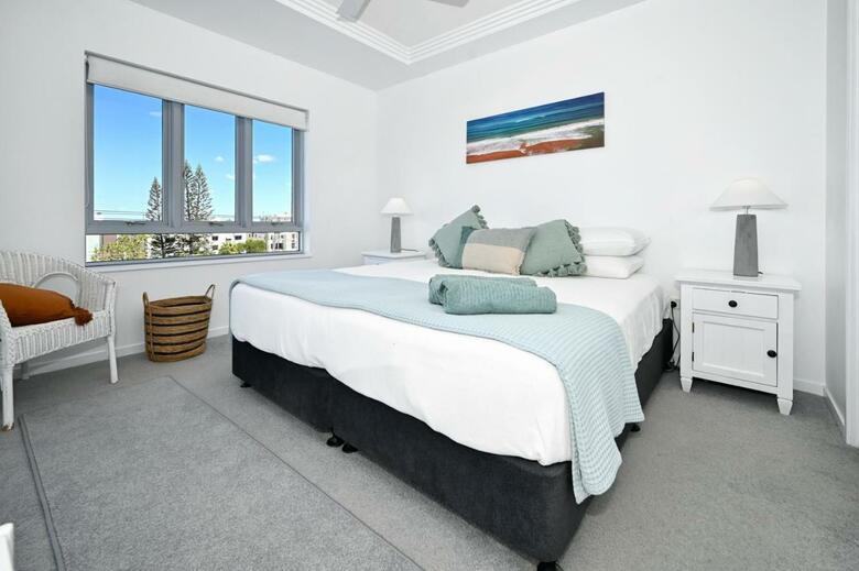 Hotel Pumicestone Blue