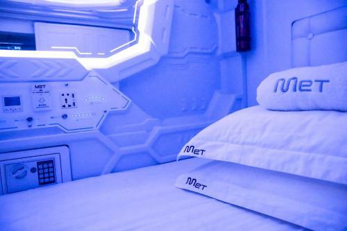Met A Space Pod @ Arab Street
