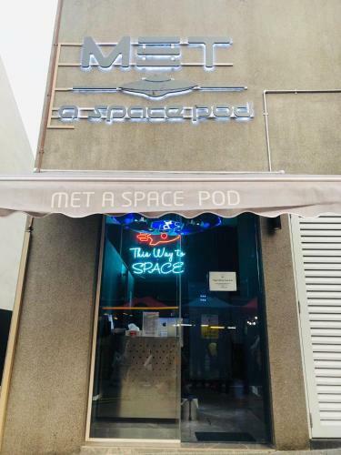 Met A Space Pod @ Arab Street