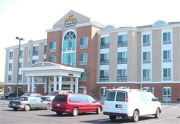 Holiday Inn Express Hotel & Suites Woodbridge