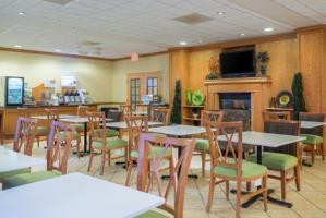 Holiday Inn Express Hotel & Suites Woodbridge