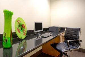 Holiday Inn Express Hotel & Suites Woodbridge