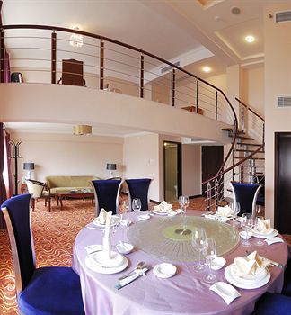Poly White Rose Hotel